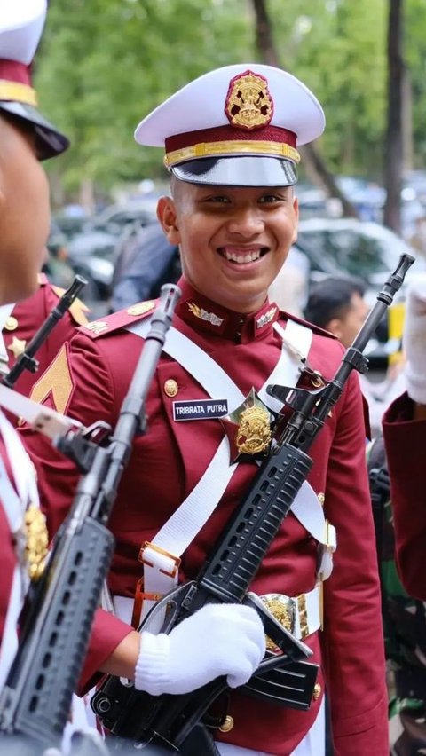 Tribrata tampak sangat gagah dengan seragam kebanggaan berwarna merah dan topi putih. Meski tanpa kehadiran kedua orang tua, Tribrata  masih menunjukkan semangat yang membara.<br>