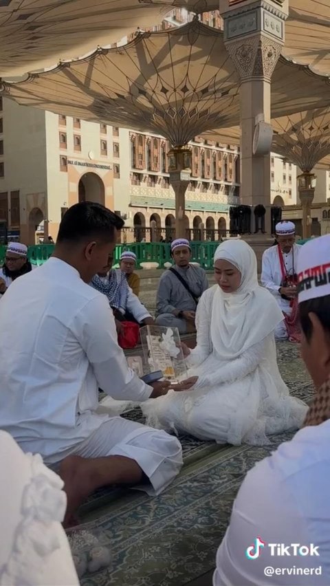 Viral Wanita Unggah Momen Pernikahan di Halaman Masjid Nabawi, Bikin Iri Warganet