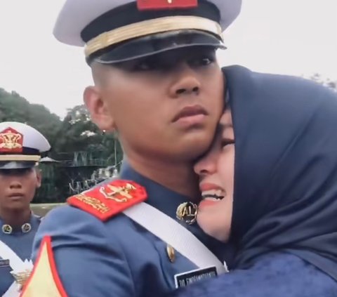 Viral Momen Taruna Cium Kaki sang Ibu saat Wisuda Jurit Akmil, Banjir Tangisan