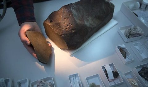 “Jika Anda melihat batu seperti ini di Bumi, dan Anda memungutnya, seharusnya batu tersebut tidak seberat itu,” ahli geologi Museum Melbourne, Bill Birch, menjelaskan The Sydney Morning Herald.<br>