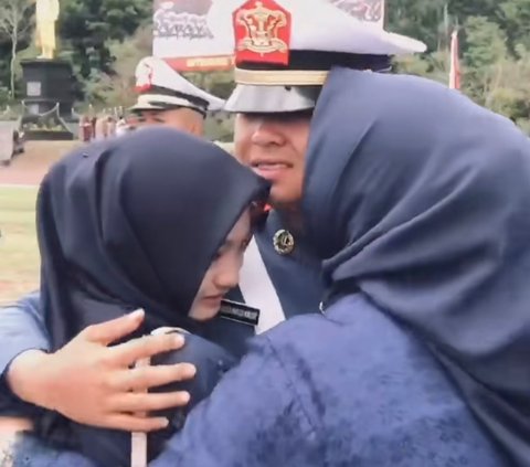 Viral Momen Taruna Cium Kaki sang Ibu saat Wisuda Jurit Akmil, Banjir Tangisan
