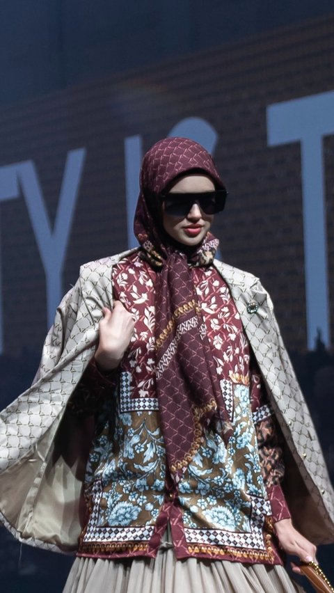 Koleksi Busana Memikat Vivi Zubedi Rayakan 12 Tahun Kiprahnya di Dunia Fashion