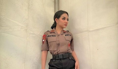 5 Potret Cantik Lala Widy Pakai Seragam Polisi, Pernah Ngaku Pakai ...