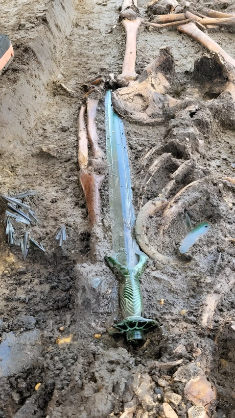 7 Pedang Kuno Berusia 3.000 Tahun Ditemukan di Bawah Rawa-Rawa