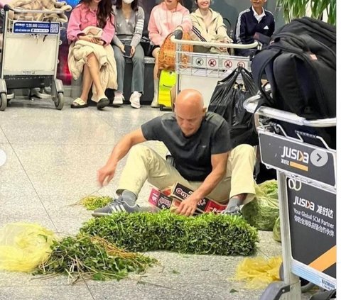 Pesawat Delay, Bule Ini Pilih Bersihkan Kangkung di Bandara  untuk Habiskan Waktu