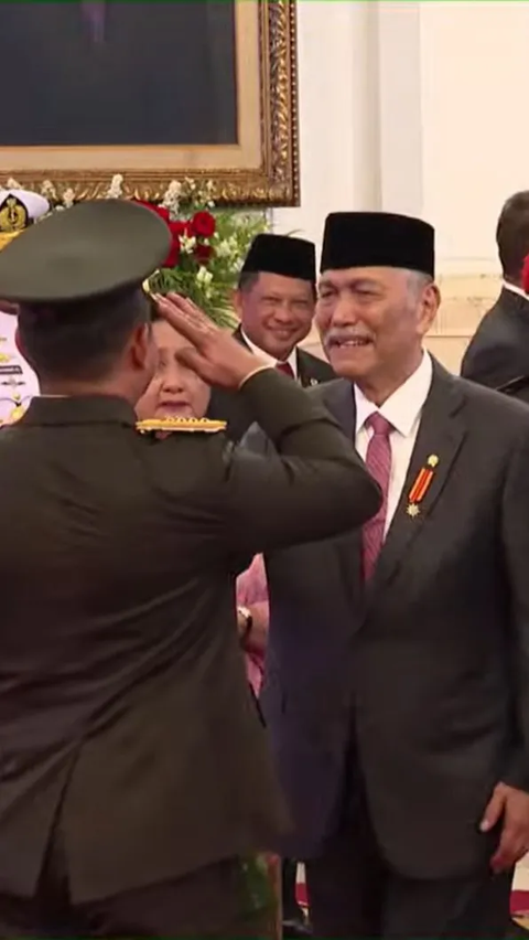 Luhut tampak hadir dalam pelantikan sang menantu, Jenderal TNI  Maruli Simanjuntak sebagai Kepala Staf Angkatan Darat (Kasad) di Istana Negara, Jakarta, Rabu (29/11).<br>