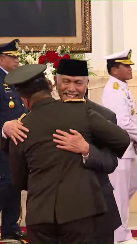 Luhut terlihat menangis terharu setelah Maruli selesai dilantik. Momen itu terjadi saat menantunya tersebut diberikan ucapan selamat kepada Presiden Jokowi dan para menteri yang hadir.<br>