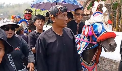 Dalam video yang dibagikan, bocah laki-laki bernama Gibran itupun diarak kelilng kampung sambil menunggangi kuda.<br>