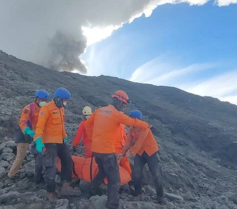 Erupsi Gunung Marapi, 8 Pendaki yang Meninggal Dievakuasi, 10 Lainnya Masih Dicari