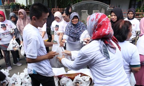 Relawan Prabowo Makin Gencar Temui Warga Bagikan Sembako