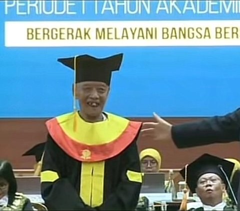 Ini Sosok Mbah Moen, Raih Sarjana Administrasi Negara di Usia 84 Tahun, Jadi Lulusan Tertua