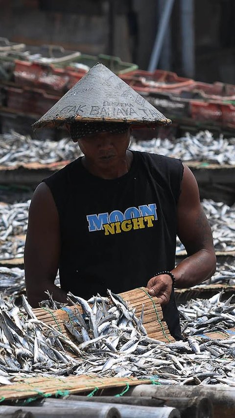 Cuaca yang tak menentu akibat perubahan musim, dari kemarau ke hujan, tak mempengaruhi jumlah produksi ikan asin.