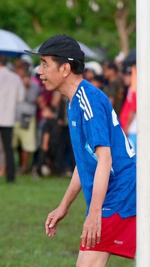 Momen Jokowi Beri Pesan Usai Bermain Bola di Masa Kampanye, Lanjut Asik Joget<br>