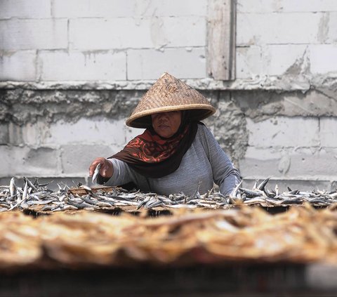 FOTO: Geliat Produksi Ikan Asin di Tengah Cuaca Tak Tentu