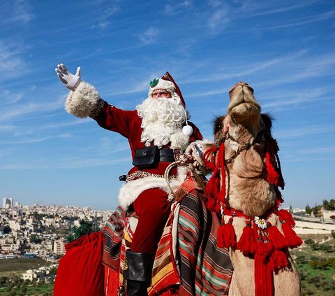 Kota Tua Yerusalem memiliki puluhan gereja. Namun ketika perayaan Natal tiba, hanya ada satu sinterklas di sana. Sinterklas itu adalah Issa Kassissieh, seorang mantan atlet basket Palestina yang bertubuh tinggi besar.