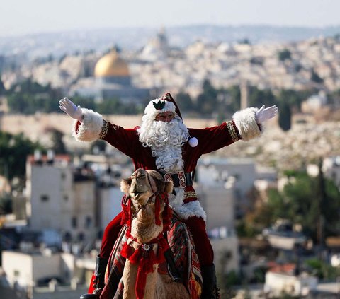 FOTO: Aksi Sinterklas Palestina Naik Unta di Yerusalem: Serukan Cinta dan Perdamaian