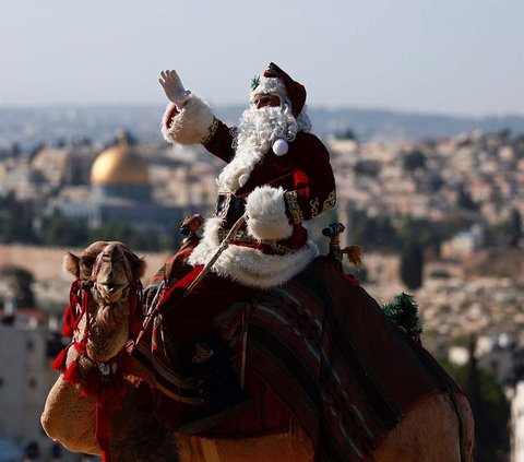 FOTO: Aksi Sinterklas Palestina Naik Unta di Yerusalem: Serukan Cinta dan Perdamaian