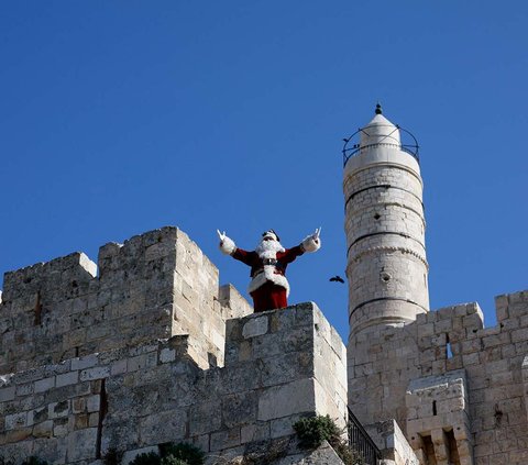 FOTO: Aksi Sinterklas Palestina Naik Unta di Yerusalem: Serukan Cinta dan Perdamaian