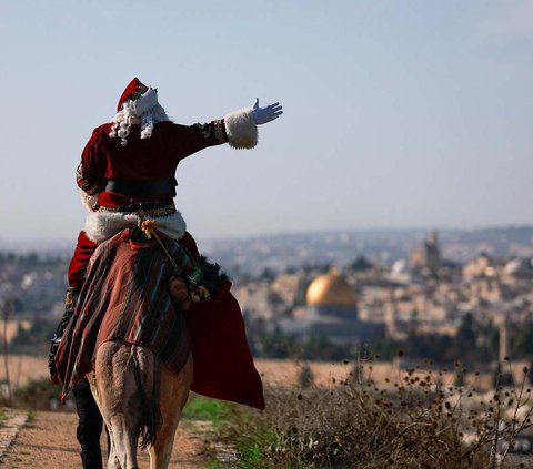 FOTO: Aksi Sinterklas Palestina Naik Unta di Yerusalem: Serukan Cinta dan Perdamaian