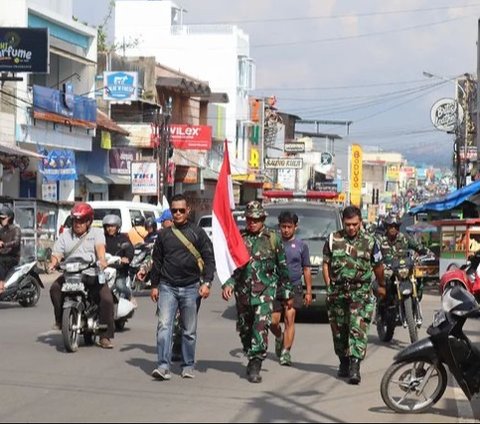 Penuhi Janji, Prajurit TNI di Garut Ini Jalan Kaki 50 Km Sebelum Pensiun
