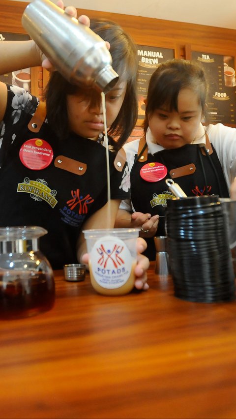 FOTO: Semangat Penyandang Down Syndrome Bekerja Jadi Barista dan Pramusaji di Coffe Shop