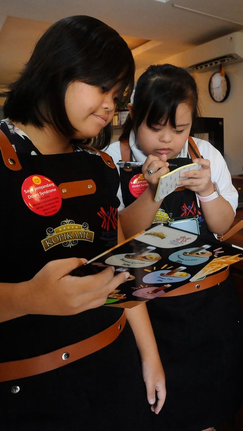 Sedikitnya terdapat tujuh penyandang down syndrom yang bekerja sebagai barista dan pramusaji di coffee shop Kopi Kamu.