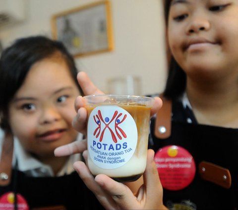 FOTO: Semangat Penyandang Down Syndrome Bekerja Jadi Barista dan Pramusaji di Coffe Shop