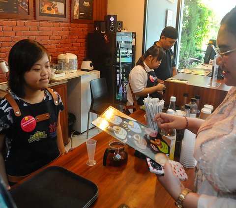 FOTO: Semangat Penyandang Down Syndrome Bekerja Jadi Barista dan Pramusaji di Coffe Shop