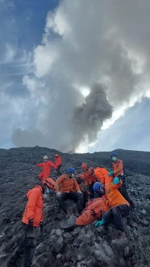 FOTO Perjuangan Tim SAR Bawa Turun Jenazah Pendaki Korban Erupsi dari Puncak Gunung Marapi