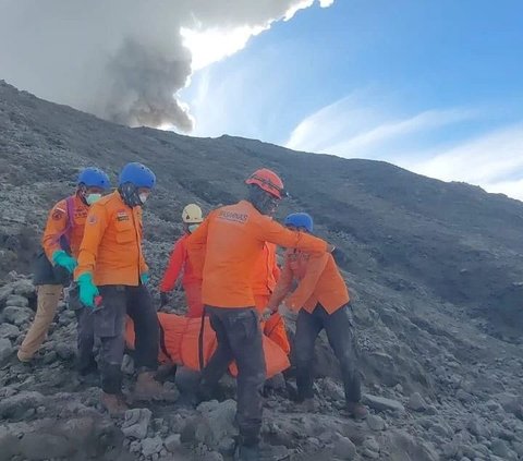 Tim SAR gabungan berpacu dengan waktu untuk mengevakuasi jenazah pendaki yang berada di puncak Gunung Marapi, pada Selasa (5/12/2023). Medan yang sulit dan intensitas erupsi yang masih tinggi menjadi tantangan utama bagi tim SAR.
