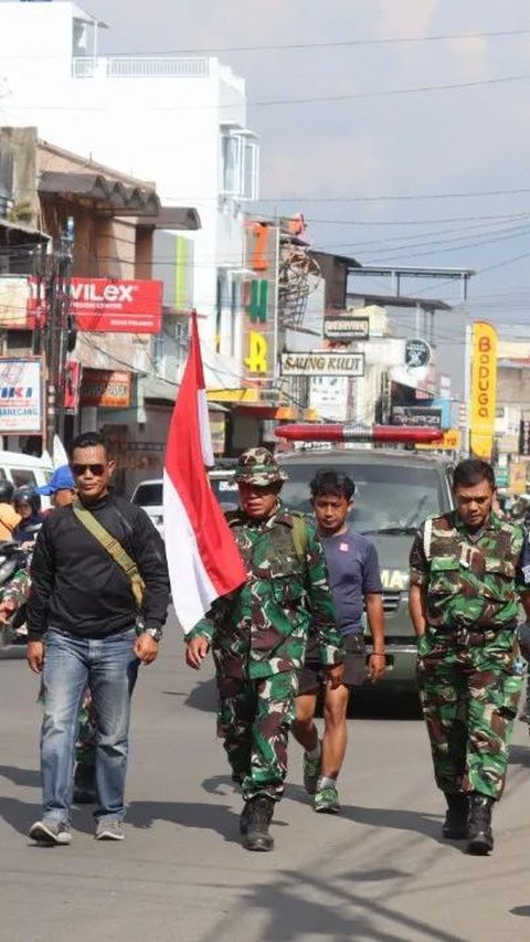 <b>Penuhi Janji, Prajurit TNI di Garut Ini Jalan Kaki 50 Km Sebelum Pensiun</b>