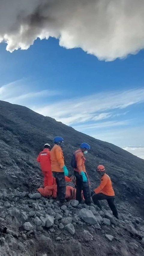 Kepala Basarnas Padang, Abdul Malik mengatakan bahwa pada saat erupsi terjadi sebanyak 75 orang sedang berada di sekitar gunung. HO / Basarnas