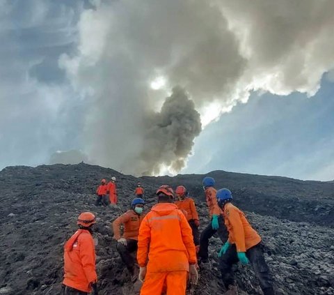 FOTO Perjuangan Tim SAR Bawa Turun Jenazah Pendaki Korban Erupsi dari Puncak Gunung Marapi