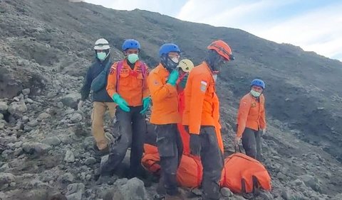 Kemudian, kata dia, tim kedua juga sedang evakuasi 10 orang korban lagi.<br>