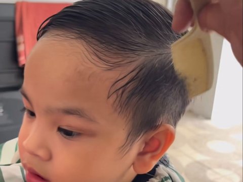 Potret Gala Sky Sudah Tidak Nangis Lagi di Potong Rambut