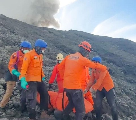 FOTO Perjuangan Tim SAR Bawa Turun Jenazah Pendaki Korban Erupsi dari Puncak Gunung Marapi
