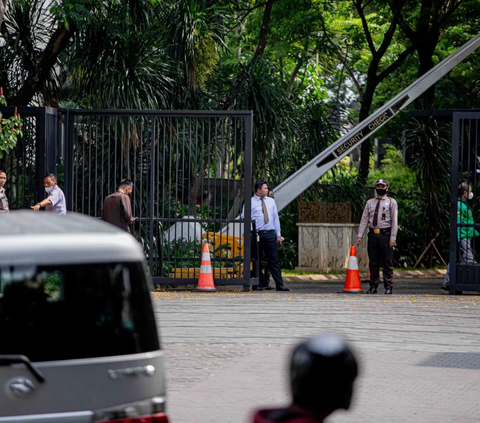 FOTO: Momen Penggeledahan Apartemen Firli Bahuri di Darmawangsa: Polisi Bawa Koper Besar