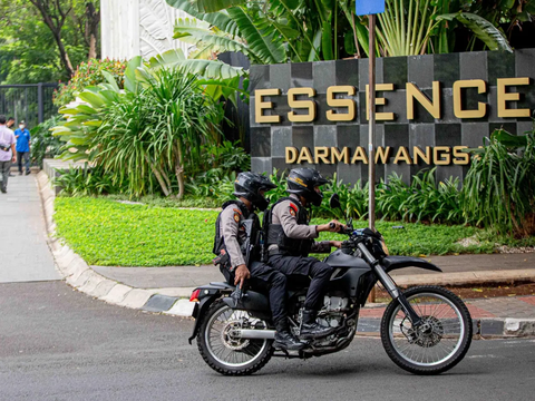 FOTO: Momen Penggeledahan Apartemen Firli Bahuri di Darmawangsa: Polisi Bawa Koper Besar