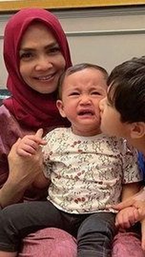 Momen Kebersamaan Mama Rieta Bersama Para Cucu Tercinta, Netizen 'Keluarga Bening Masyaallah'