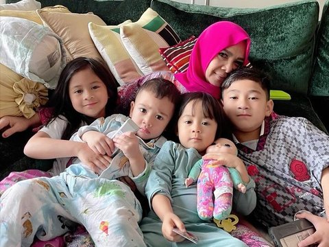 Momen Kebersamaan Mama Rieta Bersama Para Cucu Tercinta, Netizen 'Keluarga Bening Masyaallah'