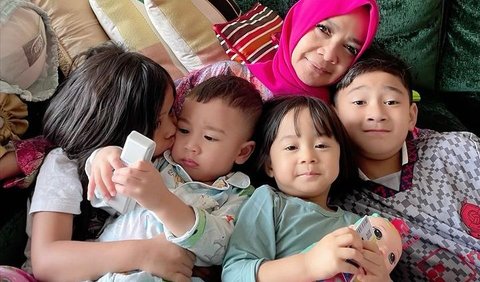 Potret kebersamaan Mama Rieta dengan cucunya langsung mencuri perhatian.<br>