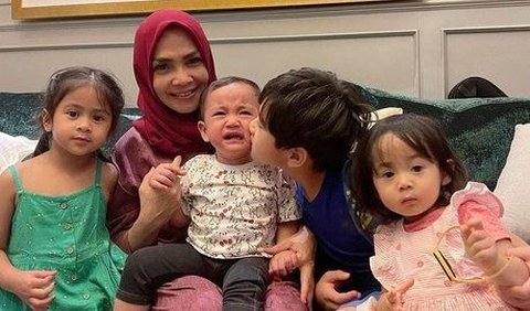 Wajah cucu Mama Rieta bikin salfok. Penampilan Rafathar dinilai mirip dengan Ansara. Sementara Rayyanza mirip dengan Aruni.<br>