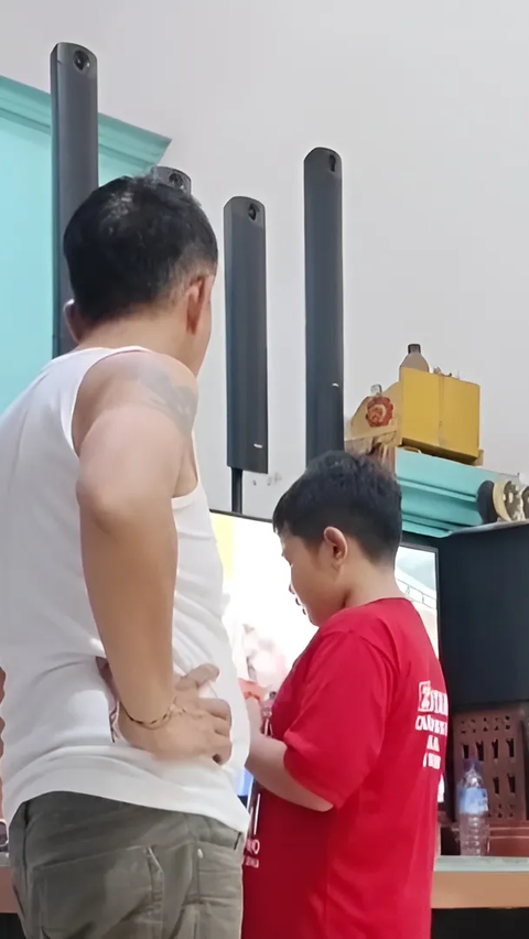 Viral Video Tense Father Reprimands His Son, Wants to Be Firm but Ends in Laughter