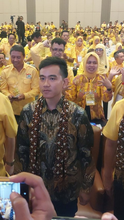 Mengenakan Batik Lengan Panjang, Gibran Hadiri Rakerda Golkar di Sukoharjo<br>