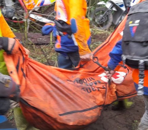 Kedelapan jenazah langsung dibawa ke RSUD Dr. Achmad Mochtar Bukittingi. <br>