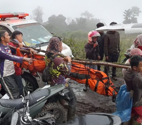 8 Jenazah Dievakuasi, Total Pendaki Meninggal Saat Erupsi Gunung Marapi 13 Orang