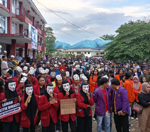 FOTO: Bertopeng Anonymous, Mahasiswa Kendari Gelar Aksi Mimbar Demokrasi Lawan Politik Dinasti dan Pelanggaran HAM