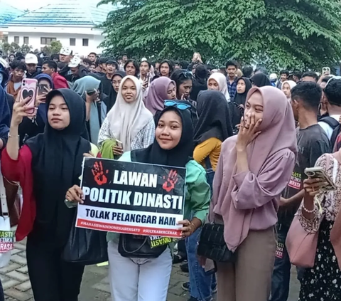 FOTO: Bertopeng Anonymous, Mahasiswa Kendari Gelar Aksi Mimbar Demokrasi Lawan Politik Dinasti dan Pelanggaran HAM