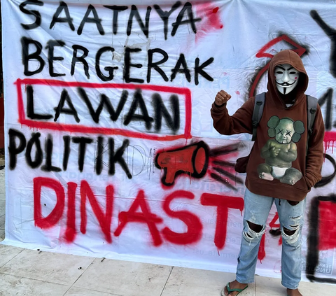 FOTO: Bertopeng Anonymous, Mahasiswa Kendari Gelar Aksi Mimbar Demokrasi Lawan Politik Dinasti dan Pelanggaran HAM