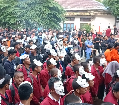 Ribuan mahasiswa saat berpartisipasi dalam aksi mimbar demokrasi melawan Politik Dinasti di halaman Universitas Sulawesi Tenggara, Kendari, Selasa (5/12/2023).